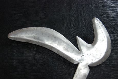 Azandé avec couteau de jet derrière bouclier